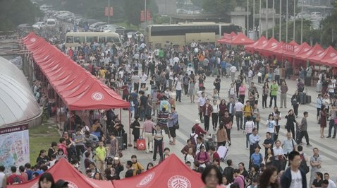 北京大学新生开学报到 00后新生成群入学