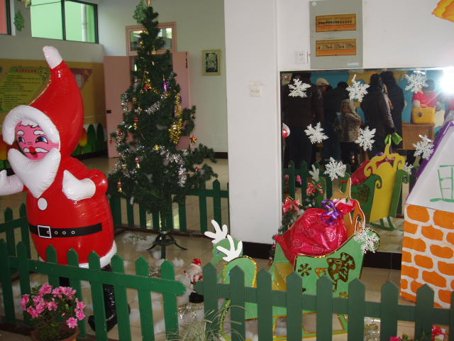 圣诞节布置教室图片
